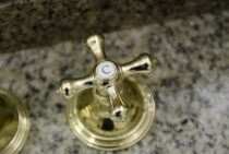 蛇口が固い原因って何？自分で直すかプロにまかせるかの判断基準