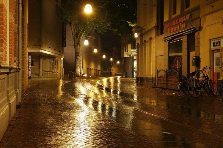 特殊な樹脂でコーティング!住宅を雨から守る「FRP防水」の基礎知識