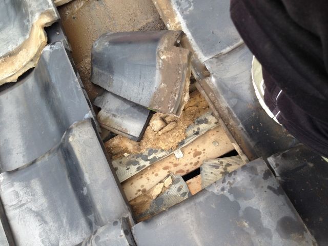 屋根修理はどの業者に頼めばいい?屋根修理の費用相場や依頼する目安