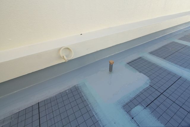 劣化したFRP防水の状態を確認