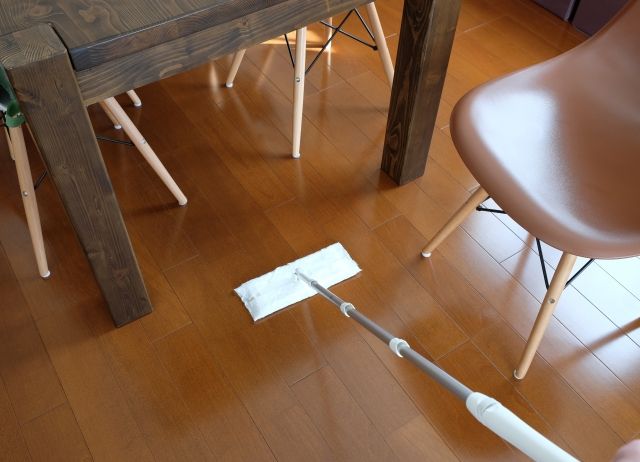 フローリングのべたつき原因は？