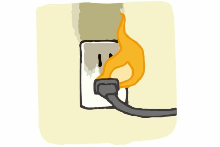 こんな使い方していませんか？コンセント火災を引き起こす原因と対策