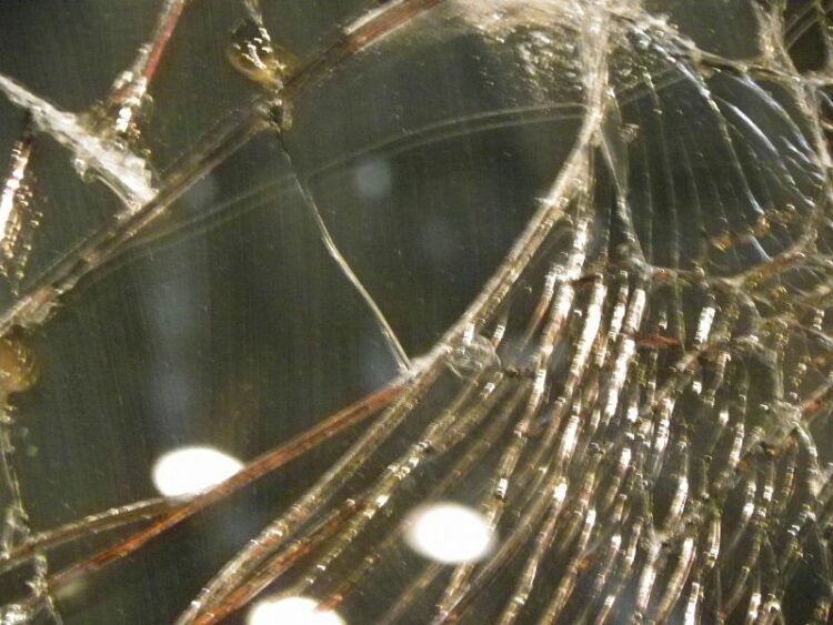 ガラスが割れた!交換するにはいくらかかる?網入りガラスの価格とは