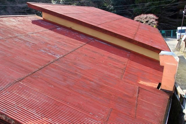 屋根にサビや穴あきが発生!トタン屋根の修理はDIYできるのか?