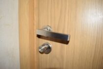 ドアノブをおしゃれに変身！選べる種類と気になる取り付け方とは？