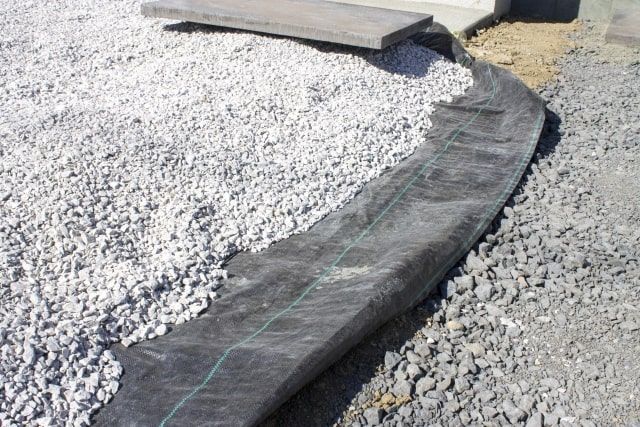 家の顔を保つために。砂利を使うときには雑草対策も忘れずに！