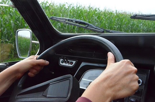 飛び石だけじゃない！フロントガラスが割れる原因