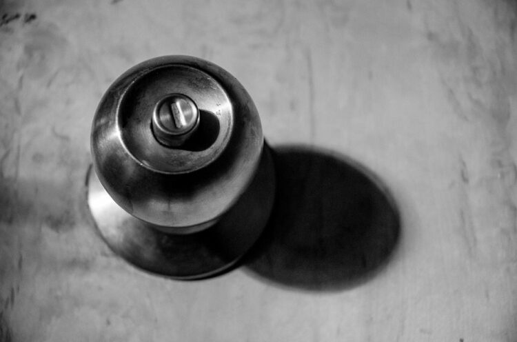 カム送り解錠を防止する方法とは