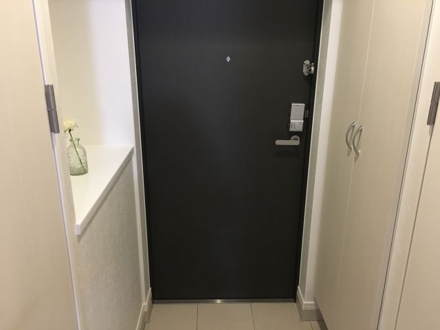 玄関ドアの内側ロックとは