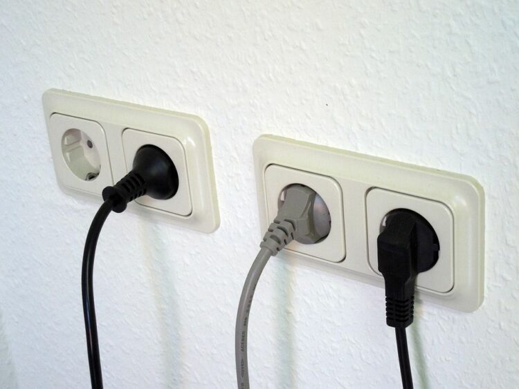 油断禁物！コンセントと電源プラグの形を確認しよう