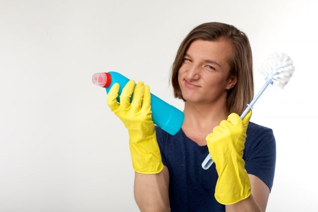 トイレの排水管を掃除する方法②:専用の薬剤で掃除する