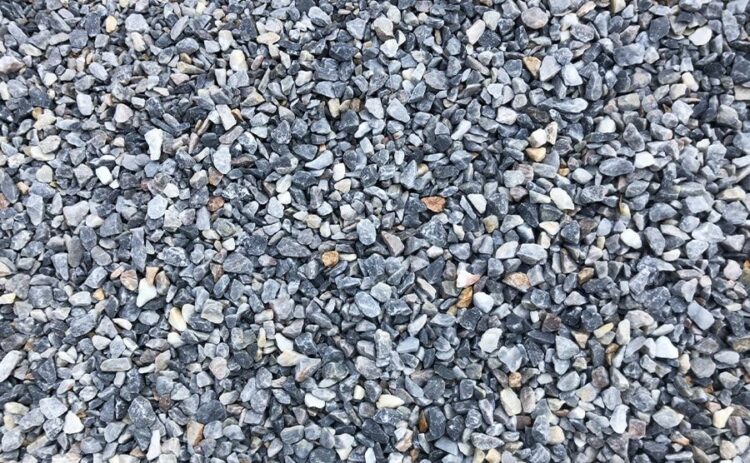 人工芝を砂利の上に敷くときの注意点!下地作りでこんなに変わる!