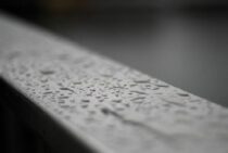 ベランダの下から雨漏りする原因とは。自分でできる対処法もある