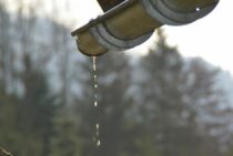 雨樋がうるさい原因は詰まりや破損！修理しないと大きな被害になる