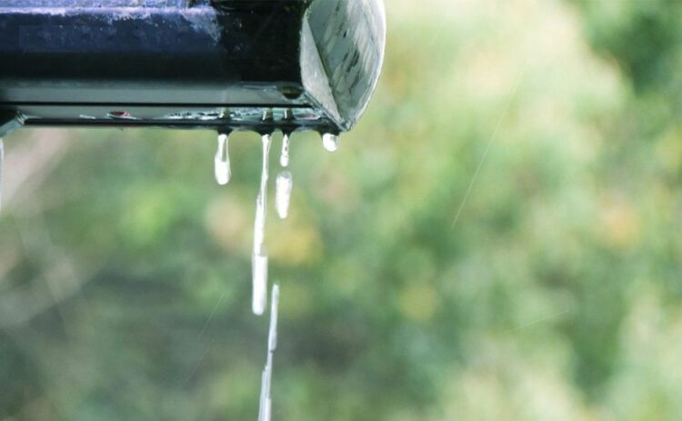 雨樋工事をDIYでやる方法を紹介。業者の方がお得になるパターンも