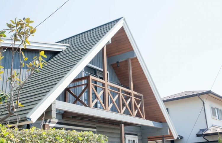 スレート屋根が剥がれたときの対処法を紹介。費用が抑えられることも