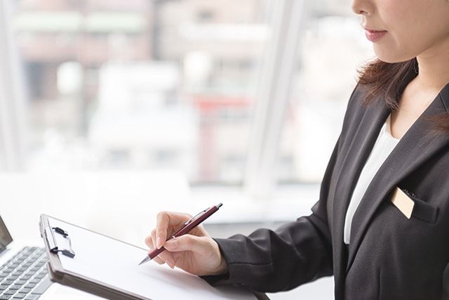 スレート屋根の補修をDIYでやる前に保険の確認を