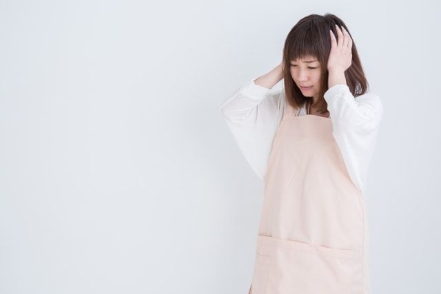 突然ゴキブリが壁にいた！効果的な駆除方法と考えられる巣の場所とは
