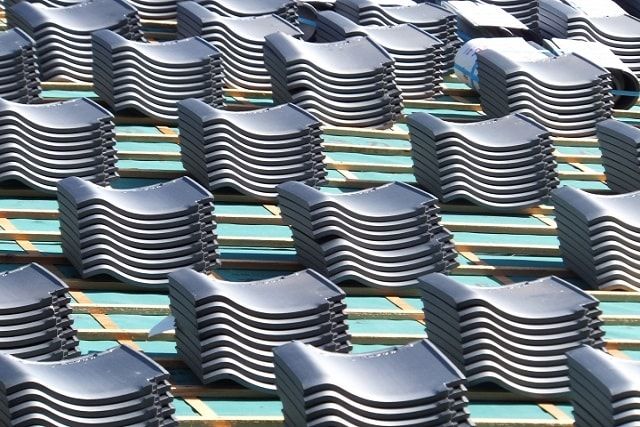 屋根瓦が割れると起こる問題とは！みつけたら業者かDIYで修理を！