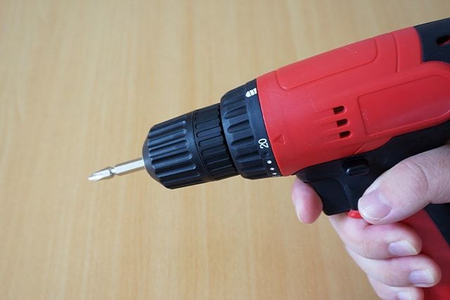 雨樋工事をDIYでやる方法を紹介。業者の方がお得になるパターンも