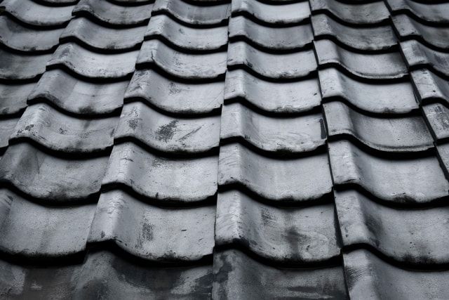 瓦が落ちたらすぐに修理しておくべきワケ。保険が使えるってホント?