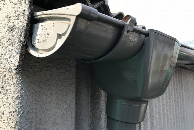 雨樋の水漏れは深刻な二次被害を引きおこす?見るべき点検ポイント!