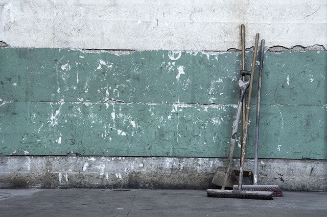 雨樋の修理は自分でやるべきか業者にたのむべきか