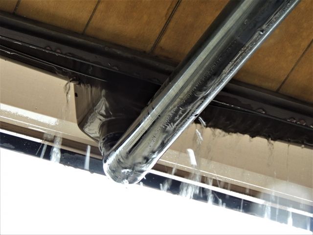 雨樋のトラブルは外れたりゆがんだりすることだけではない