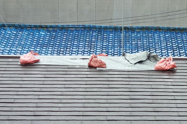 スレート屋根の補修方法②防水シートで補修する