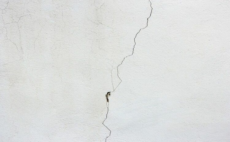 壁にひび割れを見つけたときの対処法!地震への対策が必要なことも!