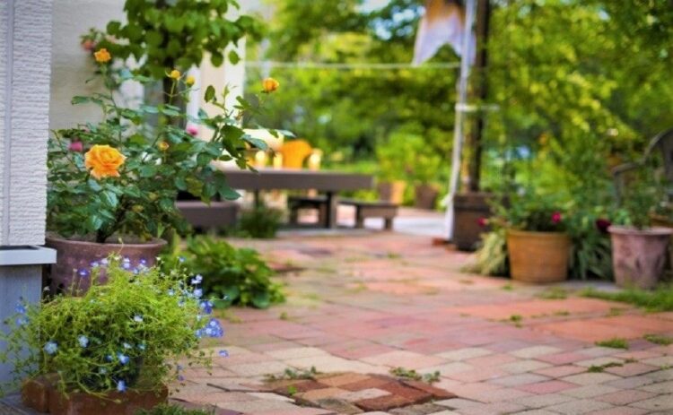 庭の雑草対策で景観を損ねたくない！オシャレさも付け加えて快適に！
