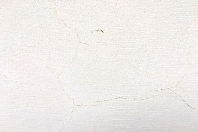 室内での壁のひび割れは確認から！小さいものなら自力で直せるかも