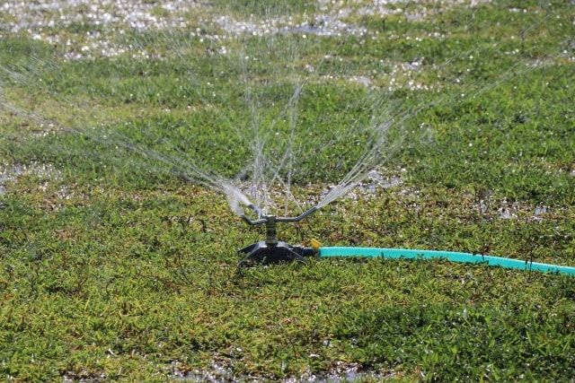 芝生用スプリンクラーの散水方式