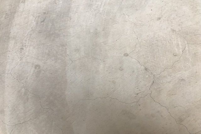玄関のコンクリートのひび割れ原因とは！築年数に関係なく発生します
