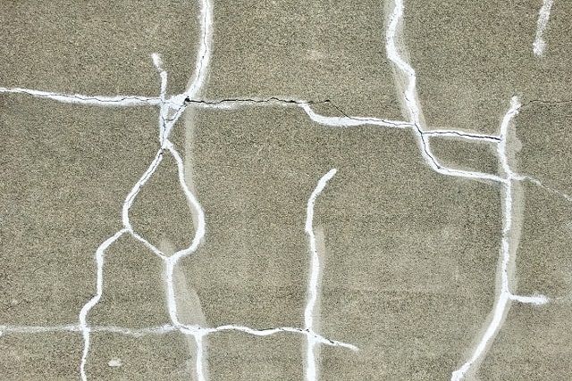壁にひび割れを見つけたときの対処法！地震への対策が必要なことも！