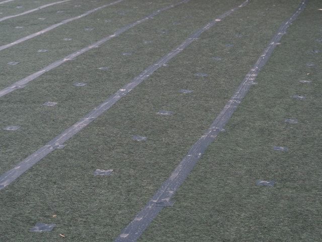 雑草対策のために砂利を敷く方法