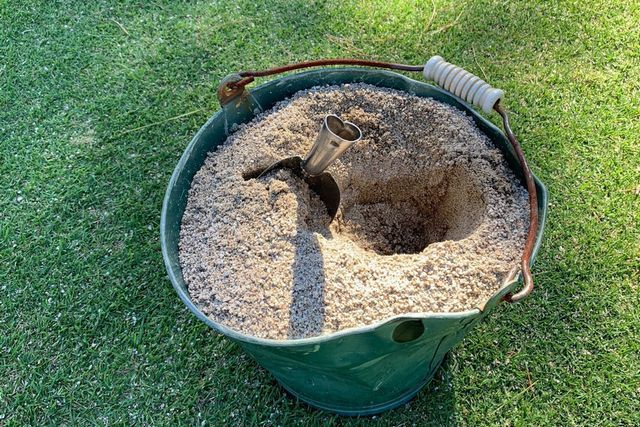 芝生のでこぼこをなくす方法①目土を入れる