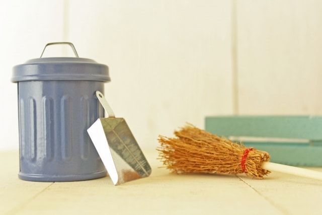 人工芝の落ち葉掃除には竹ぼうきがおすすめ！ほかの便利道具も紹介