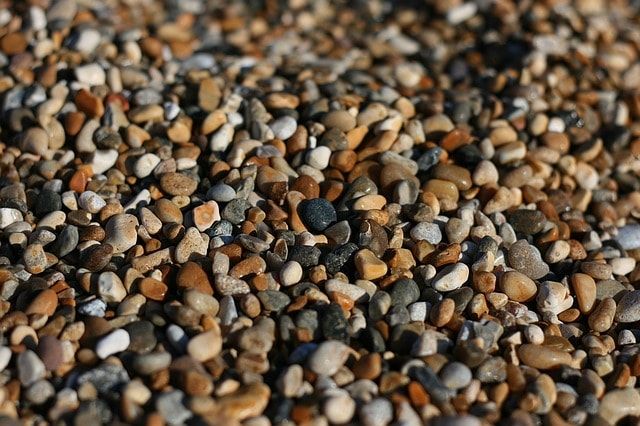 砂利の価格は種類で違う！予算内で庭を砂利敷きするポイントをご紹介