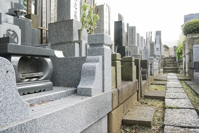 お墓の雑草対策法を4つ紹介。キレイなお墓で気持ちよくお参りしよう