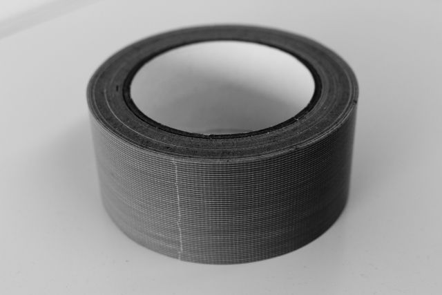 防草シートを貼るのはガムテープでもできる？
