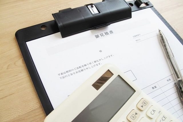 草むしりを業者に依頼する価格相場は？費用を抑える方法もご紹介