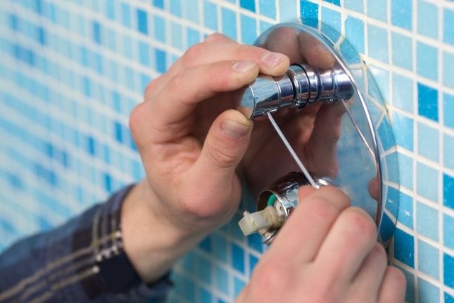 シャワーから水漏れの原因はこれ！修理方法と失敗しないための注意点 