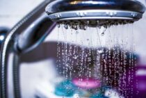シャワーの水漏れは一瞬で止まることも！ヘッドの残留水やホースの漏れへの対処法
