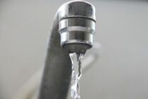 賃貸の蛇口から水漏れ発生！修理交換費用が大家の負担になるケースを解説