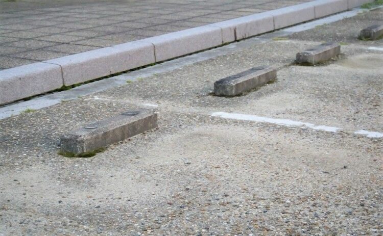 駐車場の目地に砂利を敷くデメリットとは?メリットと比較してみよう!