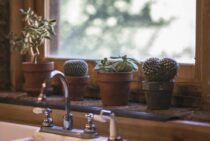 洗面台の蛇口の水漏れはDIYで解消できる！種類ごとの交換部品と作業手順