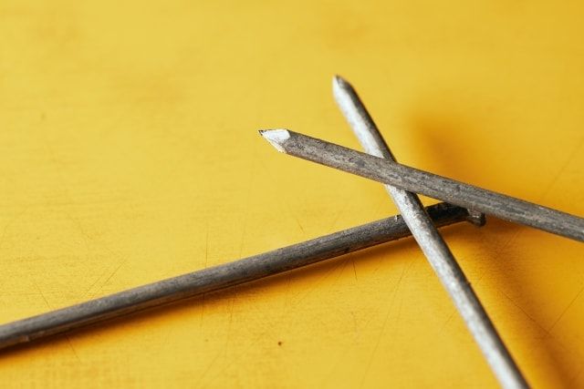  防草シート固定用ピンの選び方！種類ごとの特徴と打つときのポイント