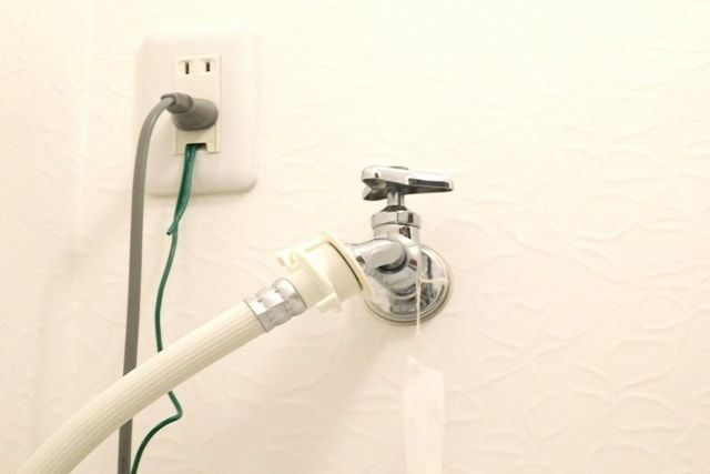 【放置は禁止】知っておきたい！洗濯機のホースからの水漏れ対処法