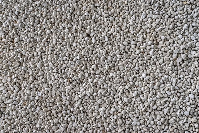 花壇でできる雑草対策①：砂利・ウッドチップを敷く